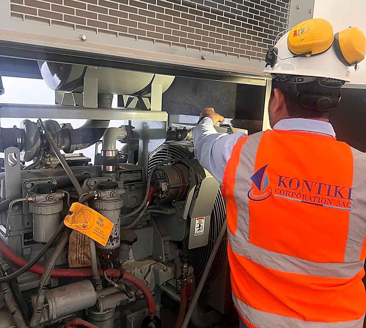 Técnico de Kontiki realizando mantenimiento a un equipo