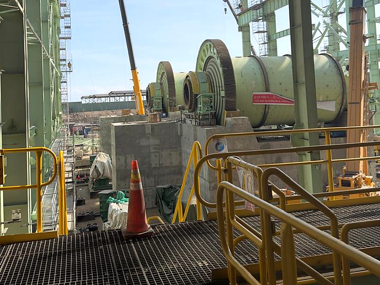 Planta concentradora con molinos y componentes de gran tamaño