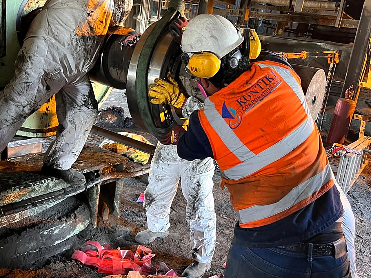 Técnicos de Kontiki montando un rodamiento en un eje