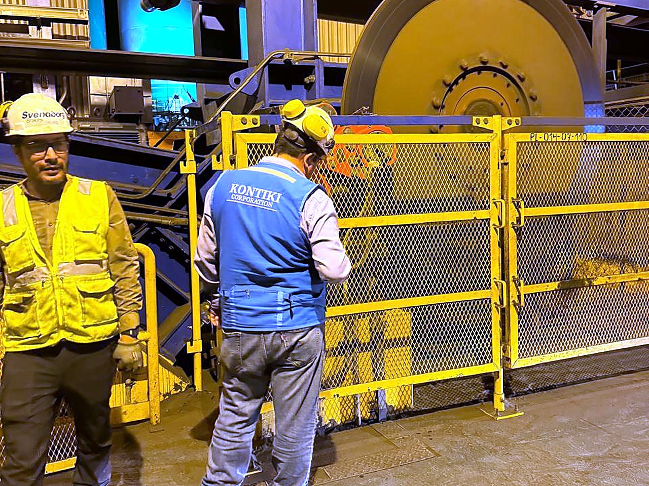 Técnico de Kontiki inspeccionando un equipo en planta